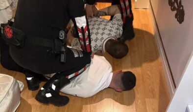 İstanbul’da otel odasına baskın! Yatağın altından kalaşnikof çıktı