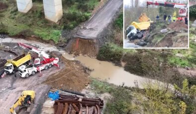 İstanbul’da sağanak faciası! Yol çöktü, araçlar dereye uçtu