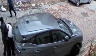 İstanbul’da sokak ortasında dehşet: Kadını darbetti, başına silah dayadı!