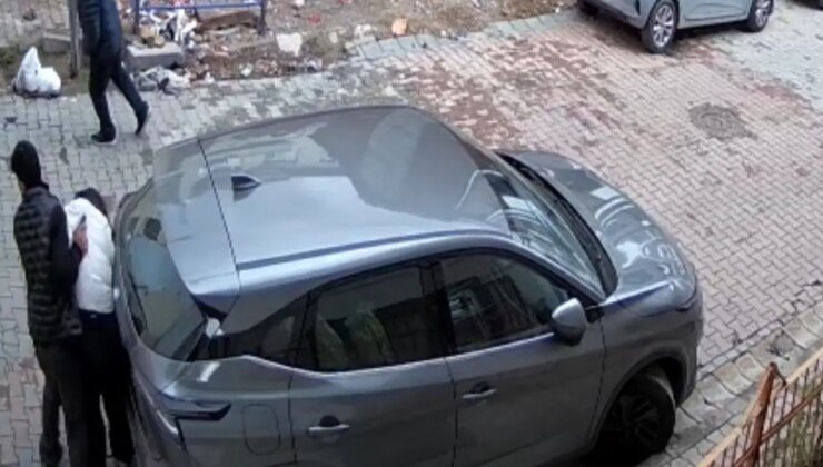 İstanbul’da sokak ortasında dehşet: Kadını darbetti, başına silah dayadı!