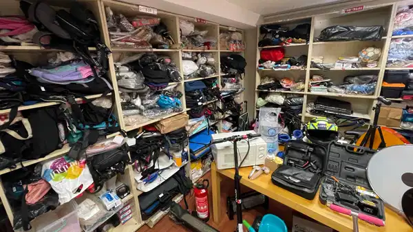 İstanbul’da toplu taşımada unutulan eşyalar sergilendi