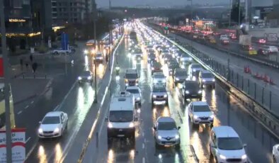 İstanbul’da trafik durma noktasına geldi: Yoğunluk yüzde 81’e ulaştı!