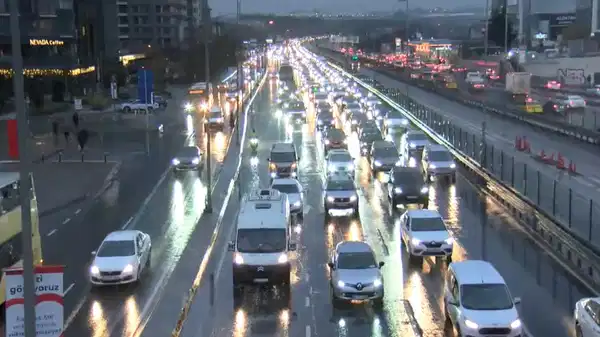 İstanbul’da trafik durma noktasına geldi: Yoğunluk yüzde 81’e ulaştı!