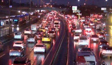 İstanbul’da trafik kilitlendi: Yoğunluk yüzde 76’ya ulaştı!