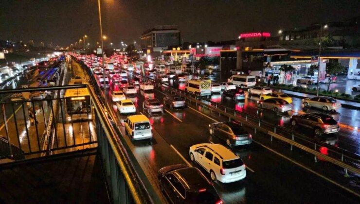 İstanbul’da yağışın da etkisiyle trafik durma noktasına geldi