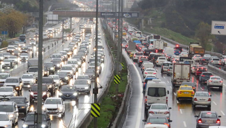 İstanbul’da yağmurlu sabah: Trafik yoğunluğu yüzde 80’e ulaştı