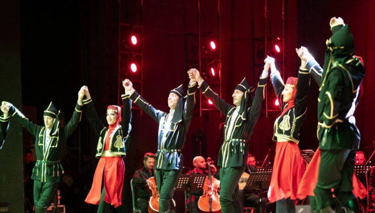 İzmir’de Güzel Sanatlar Genel Müdürlüğünün 90. yılı dolayısıyla konser verildi