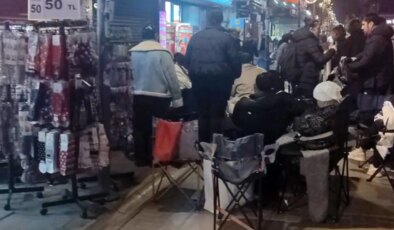 İzmir’de kamp sandalyeli, battaniyeli indirim nöbeti!