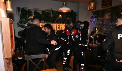 İzmit’te barlar sokağına abluka: 428 kişi sorgulandı