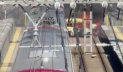 Japonya’da otomobil ile yolcu treni çarpıştı: 100 yolcu tahliye edildi