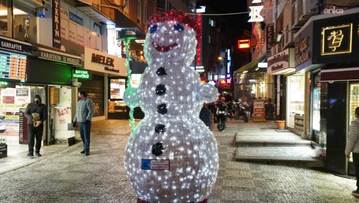 Kadıköy yeni yıla hazır: Sokaklarda renkli görüntüler