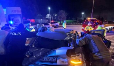 Kadıköy’de virajı alamayan sürücü, takla atıp elektrik direğini devirdi