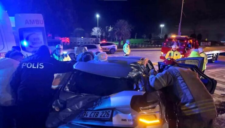 Kadıköy’de virajı alamayan sürücü, takla atıp elektrik direğini devirdi