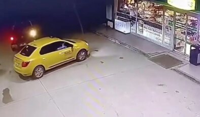 Kameralar kayıttaydı… Marketteki arkadaşının taksisini çaldı!