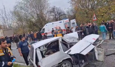 Kamyonla çarpışan otomobil ikiye bölündü: 1 ölü, 2 yaralı