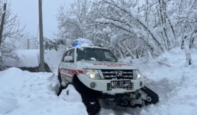 Kar nedeniyle yolu kapanan köydeki hastaya paletli ambulansla ulaşıldı