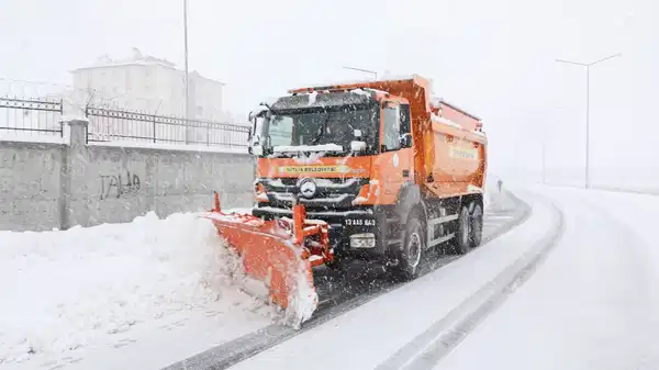 Kardan kapanmıştı… Bitlis’te 203 köy yolu açıldı!