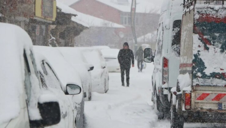 Karlıova’da yoğun kar: 10 köy yolu kapandı