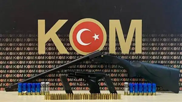 Kars merkezli 3 ilçede silah tacirlerine operasyon: Çok sayıda silah ve mühimmat ele geçirildi