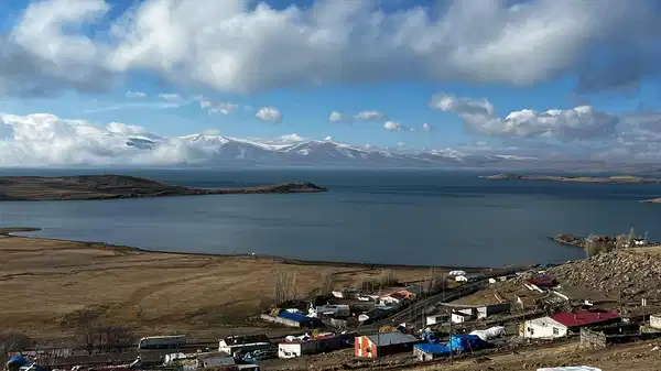 Kars’ta sıcaklıklar mevsim normali üzerinde: Çıldır Gölü de donmadı!