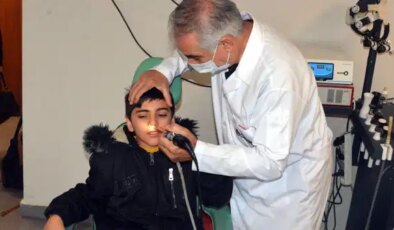 Kaşıntı şikayetiyle hastaneye gitti: Burnundan çekirdek ve pipet parçası çıktı!