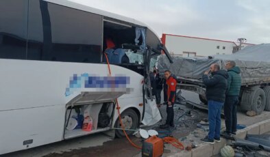 Kayseri’de faciadan dönüldü… İşçi servisi, park halindeki TIR’a çarptı: 22 yaralı