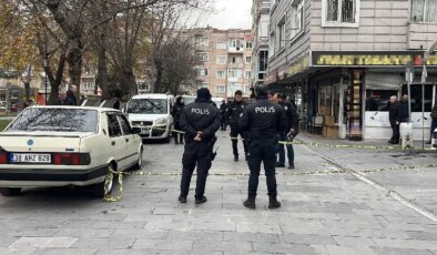 Kayseri’de ‘hırdavatçı’ dehşeti… Yoldan geçenleri bıçakladı!