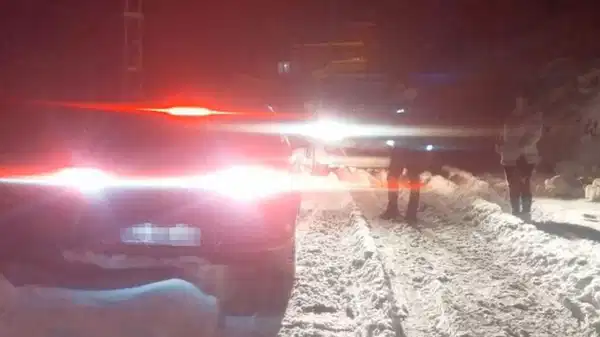Kayseri’de kar yağışı sonrası otomobilde mahsur kalan 2 kişi kurtarıldı
