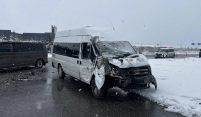 Kayseri’de kaza… İşçi servis minibüsü TIR’a çarptı: Yaralılar var!
