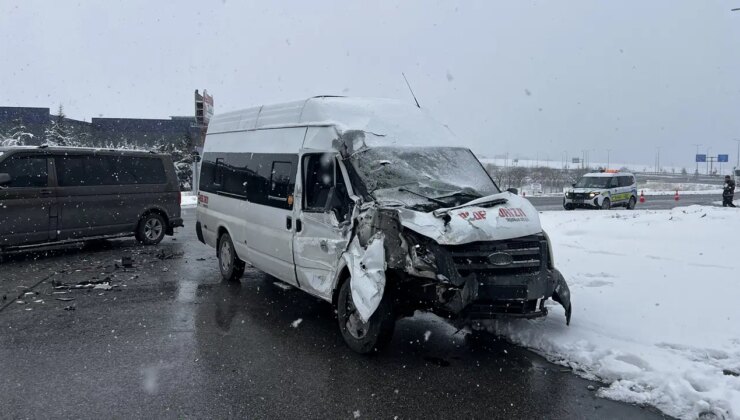 Kayseri’de kaza… İşçi servis minibüsü TIR’a çarptı: Yaralılar var!