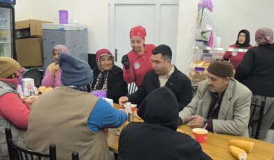 Kent Lokantası kuyruğundaki bir işçi: ’70 yaşındayım, hala tarlada çalışıyorum’
