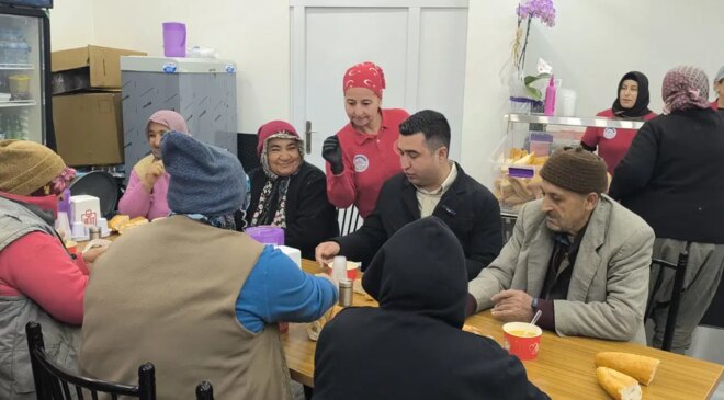 Kent Lokantası kuyruğundaki bir işçi: ’70 yaşındayım, hala tarlada çalışıyorum’