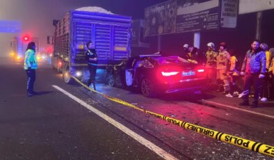 Kırmızı ışıkta feci kaza… Otomobil TIR’a çarptı: 4 kişi hayatını kaybetti!