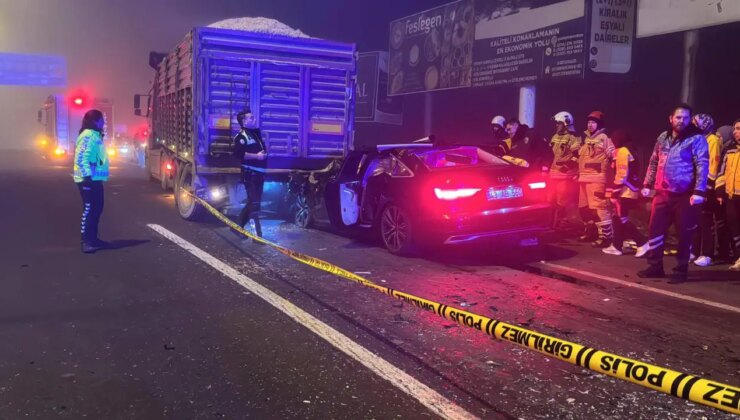 Kırmızı ışıkta feci kaza… Otomobil TIR’a çarptı: 4 kişi hayatını kaybetti!