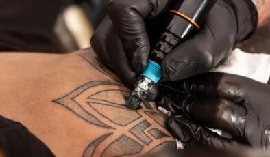 Kırmızı ve siyah dövmelerde büyük risk: Bağışıklık zayıflayabilir