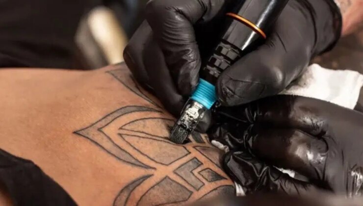 Kırmızı ve siyah dövmelerde büyük risk: Bağışıklık zayıflayabilir