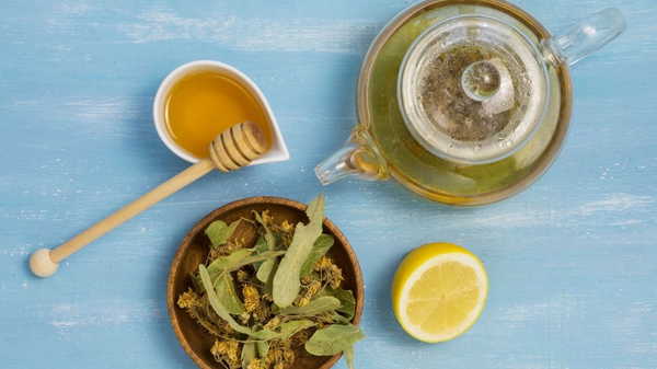 Kış aylarının vazgeçilmez şifa üçlüsü: İnatçı öksürüğü kesen ıhlamur-bal-limon mucizesi…