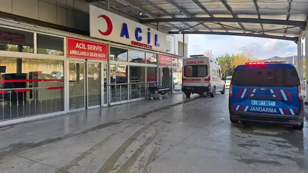 Kız kardeşiyle tartışan babasını bıçakladı!