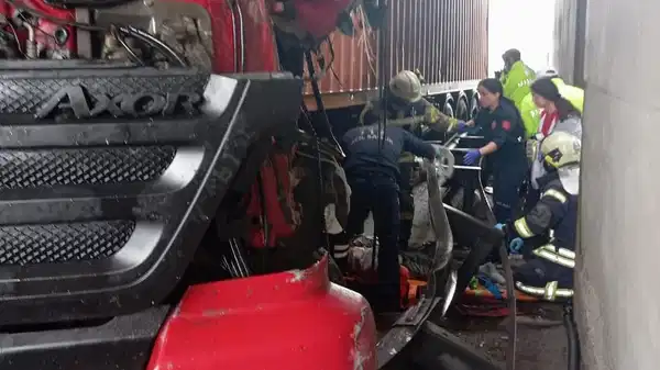 Kocaeli’de facia gibi olay: Kaza sırasında düşüp kullandığı TIR’ın altında kaldı!