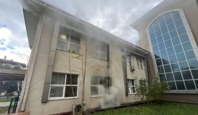 Kocaeli’nde okulun deposunda yangın… Öğrenciler tahliye edildi!