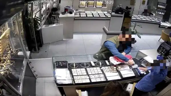 Komşusunun 4 milyon liralık ziynet eşyasını çaldı!