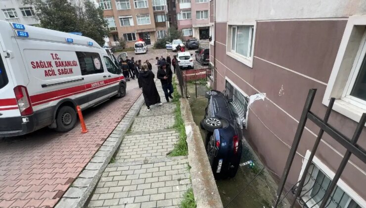 Kontrolden çıkan otomobil sitenin bahçesine uçtu: 2 çocuk yaralı