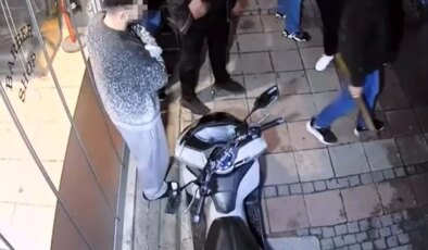 Kuaför dükkanına baltalı saldırı kamerada