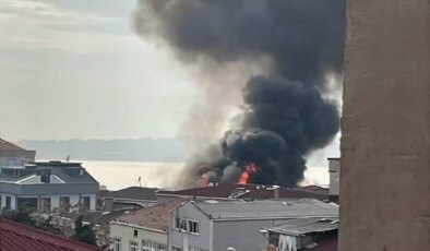Küçükçekmece’de 4 katlı binanın çatı katından alevler yükseldi: O anlar kamerada