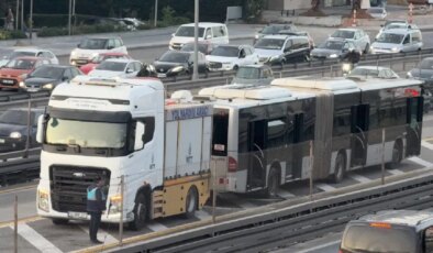 Küçükçekmece’de metrobüs yangını: Yolcular tahliye edildi!