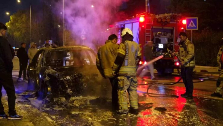 Küçükçekmece’de seyir halindeki otomobil alev topuna döndü