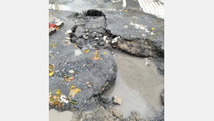 Küçükçekmece’de yağışın ardından çöken yola 2 kişi ve 2 hafif ticari araç düştü