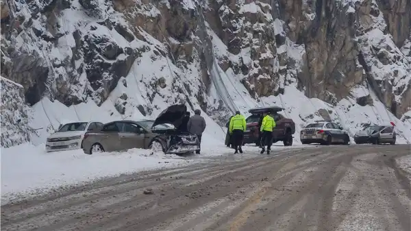 Kütahya’da kar yağışı kazaya yol açtı: 4 yaralı