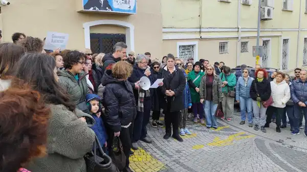 Kuzguncuk’ta tarihi okul önünde veli protestosu: ‘Bu okul Kuzguncuk’undur, çocuklarındır’