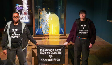 Londra’da sergilenen Kraliyet Tacı’na tatlı fırlattılar